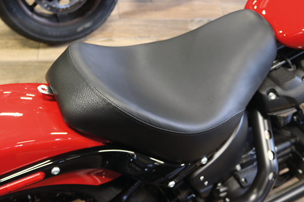 WYATT GATLING BUTT BUCKET SEAT FOR MILWAUKEE EIGHT SOFTAIL - view 2