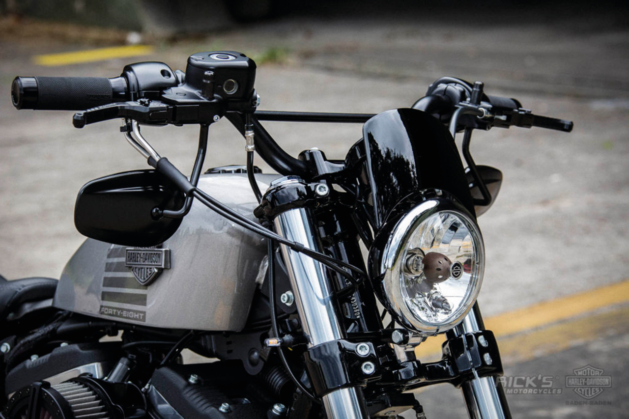 RICK'S FIBERGLASS MINI WINDSHIELD FOR SPORTSTER Secondary image